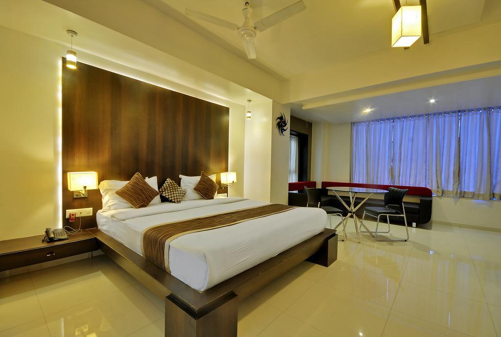 Hotel Magnum Inn Junagadh Esterno foto